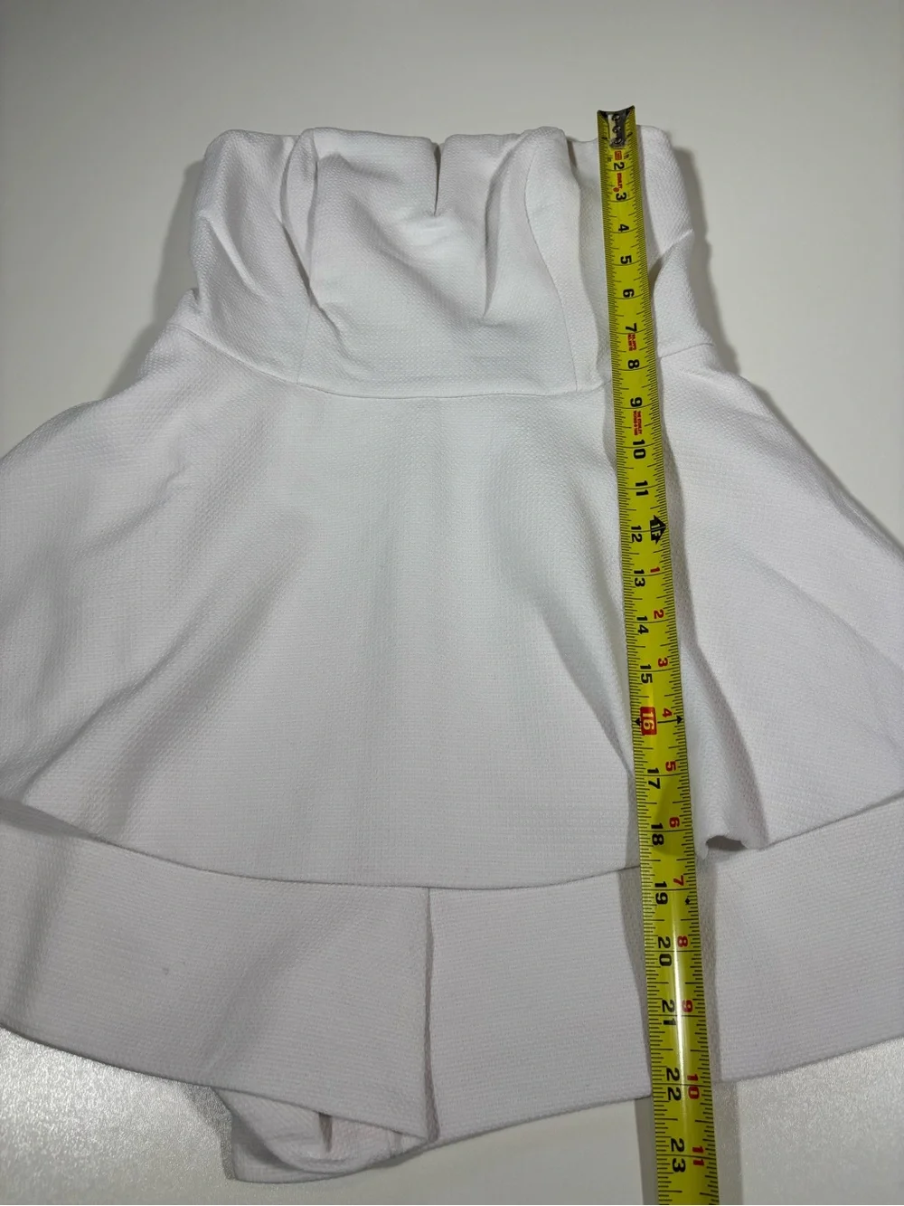 Lulus Women’s Strapless Romper White Peplum Structured Shorts Size Small NWT - Picture 9 of 11